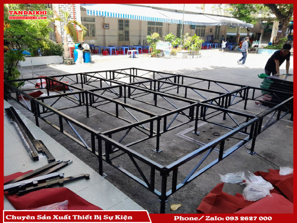 Hướng Dẫn Mua Sân Khấu Cho Trường Học Giúp Bạn Lựa Chọn Sân Khấu Phù Hợp Cho Các Sự Kiện. Cần Xác Định Nhu Cầu Sử Dụng, Kích Thước, Vật Liệu, Tính Năng Và Tìm Nhà Cung Cấp Uy Tín. Tân Đại Khí Cung Cấp Sân Khấu Chất Lượng, Thiết Kế Linh Hoạt, Hỗ Trợ Báo Giá Và Lắp Đặt Chuyên Nghiệp.